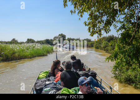 See Tonle Sap, Kambodscha - 13. Januar 2018: Touristenboot navigieren, einem Nebenfluss des Flusses auf dem Tonle Sap See in Kambodscha Stockfoto