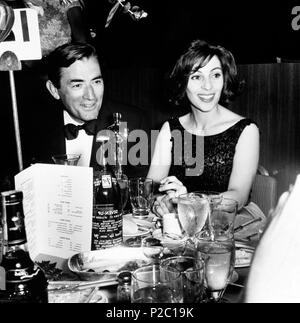 Beschreibung: Die 35th Academy Awards/1963. Gregory Peck sitzt mit seiner Frau Veronique und der Oscar für den besten Schauspieler in "gewonnen zu töten eine Spottdrossel".. Original Film Titel: FILM GESCHICHTE: Oscars. Englischer Titel: FILM GESCHICHTE: Oscars. Jahr: 1963. Stars: Gregory Peck. Stockfoto