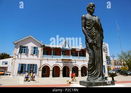 Zypern, Larnaca, Larnaca Städtische Galerie und Zeno von Kition Statue Stockfoto