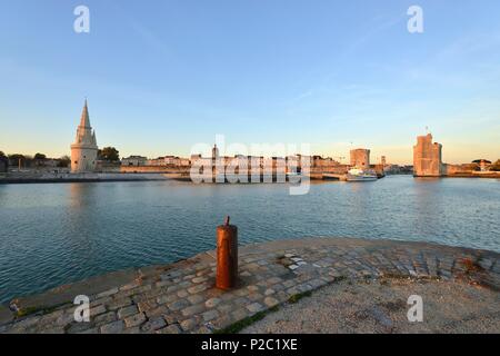 Frankreich, Poitou-Charentes, La Rochelle, Tour de la Lanterne (Laterne Turm), der Kette Tower (Tour de la Chaine) und Saint Nicolas (Tour Saint-Nicolas) Turm schützen den Eingang zum alten Hafen Stockfoto