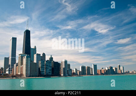 Blick über den Lake Michigan in Chicago Skyline von Jane Adams Memorial Park. Stockfoto