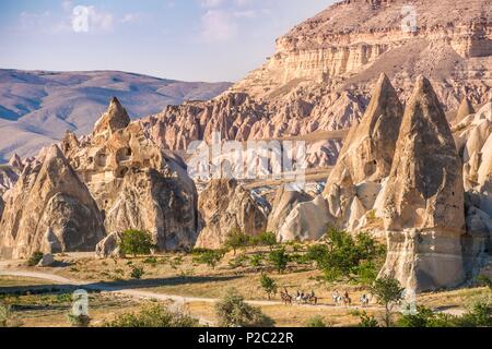 Türkei, Zentralanatolien, Nev &#x15f; ehir Provinz Kappadokien, Weltkulturerbe der UNESCO, Kiliçlar, Reiten im Tal der Schwerter, Landschaft vulkanischen Tuff Hügel und Überreste von höhlenwohnungen Behausungen der Nationalpark Göreme Stockfoto