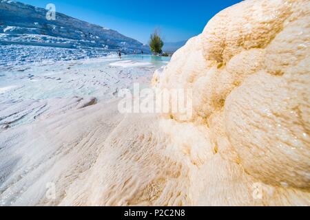 Türkei, Ägäische Region, Provinz Denizli, Pamukkale (Baumwolle Burg) und die antike Stadt Hierapolis, UNESCO-Weltkulturerbe, weißem Travertin Waschbecken mit Geothermie Wasser umgeben von kalkhaltigen Konkretionen Stockfoto