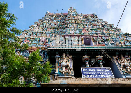 Statuen der Götter und Göttinnen auf der Norden' Gopuram (Torturm) von Meenakshi Amman, ein Hindu Tempel in Madurai, Tamil Nadu, Indien. Stockfoto