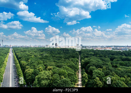 Eine Luftaufnahme der Tiergarten in Berlin, Deutschland, mit der Skyline der Stadt im Hintergrund, Hervorhebung der Fernsehturm Fernsehen towe Stockfoto