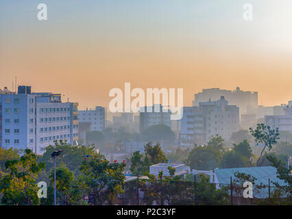 Die Stadt und die Landschaft von Kondapur und Hi-Tech Stadt, Hyderabad, Telangana, Indien, unter einem Schleier des frühen Morgennebel, Ende Dezember. Stockfoto