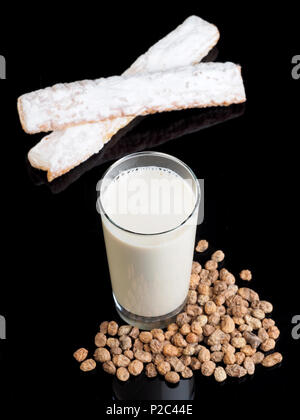 Horchata ist ein Getränk, mit dem Saft der Erdmandeln und Zucker. Native von Valencia - Spanien, es ist ein erfrischendes Getränk, oft mit langen begleitet Stockfoto