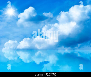 Sommer Hintergrund mit blauem Himmel und weißen Wolken. Blau sonnigen Himmel über dem Wasser. Wolken und die Sonne im Wasser spiegelt. Stockfoto