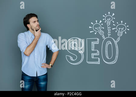 Professioneller Texter denken beim Arbeiten mit SEO Stockfoto