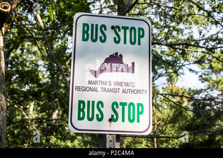 Martha's Vineyard, Massachusetts. Bus Setop Zeichen mit der Silhouette der Insel durch Vegetation umgeben Stockfoto