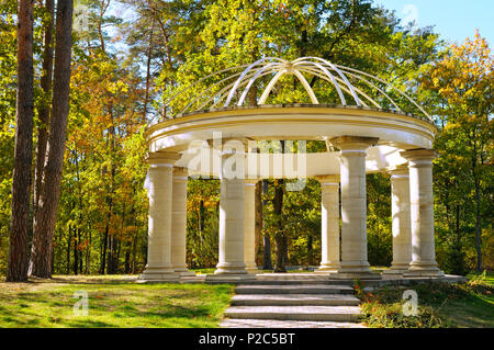 schönen Pavillon im Herbst park Stockfoto