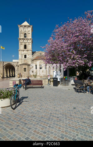 St. Lazarus Kirche mit Baum in der Blüte, Larnaca, Zypern Stockfoto