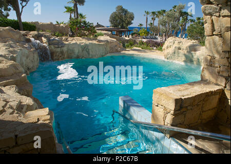 Pool in künstliche Felsen im Spa des Le Meridien Hotel, Limassol, Limassol, Zypern Stockfoto