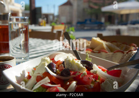 Griechischer Salat in Gabriels Taverne, Old-Paphos, Palaa heute Kouklia, Paphos, Paphos, Zypern Stockfoto