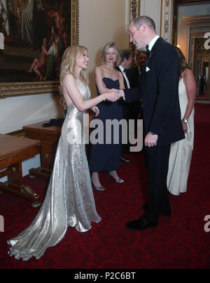 Der Herzog von Cambridge (rechts), Präsident, Kylie Minogue, als Lady Helen Taylor (Mitte) schaut, bei einem Empfang für die Royal Marsden NHS Foundation Trust im Buckingham Palace, London. Stockfoto