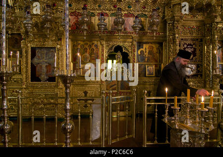 Blick in die griechisch-orthodoxe Kirche von Kloster Kykko, Altar mit Symbolen, Troodos-gebirge, Zypern Stockfoto