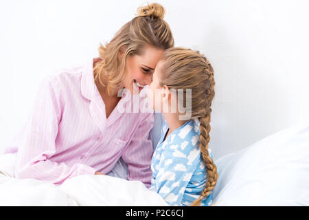 Glückliche Mutter und Tochter berühren mit der Stirn zu Hause Stockfoto
