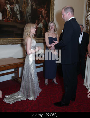 Der Herzog von Cambridge (rechts), Präsident, Kylie Minogue, als Lady Helen Taylor (Mitte) schaut, bei einem Empfang für die Royal Marsden NHS Foundation Trust im Buckingham Palace, London. Stockfoto