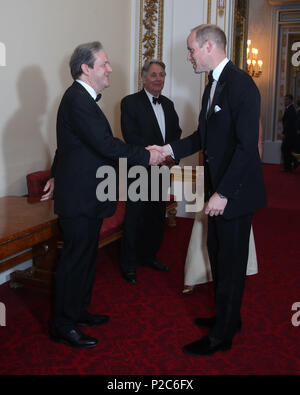 Der Herzog von Cambridge (rechts), Präsident Konferenz David Cunningham, Direktor der klinischen Forschung der Royal Marsden NHS Foundation Trust, bei einem Empfang für das Vertrauen am Buckingham Palace, London. Stockfoto