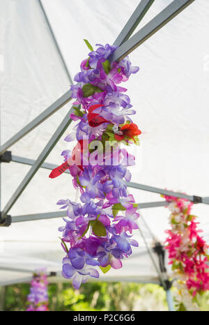 Hawaii Lei geblümten Vorhängen zum Verkauf an einer Spring Garden Festival in Florida. Stockfoto