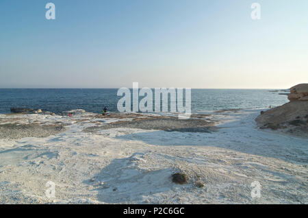 White Rocks auf Governor's Beach, einsamen Strand mit Kieselsteinen und ein paar Leute, Limassol, Zypern Stockfoto