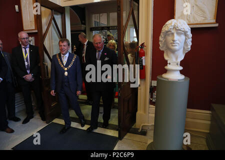 Der Prinz von Wales (rechts), als er ein Abendessen bei Crawford Art Gallery als Teil seiner Reise durch die Republik Irland mit der Herzogin von Cornwall besucht. PRESS ASSOCIATION Foto. PRESS ASSOCIATION Foto. Bild Datum: Donnerstag, Juni 14, 2018. Siehe PA Geschichte ROYAL Charles. Photo Credit: Brian Gesetzlosen/PA-Kabel Stockfoto