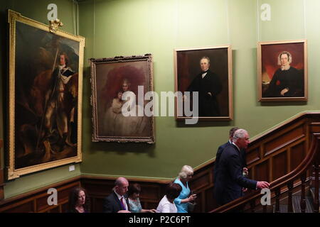 Der Prinz von Wales (rechts), als er ein Abendessen bei Crawford Art Gallery als Teil seiner Reise durch die Republik Irland mit der Herzogin von Cornwall besucht. PRESS ASSOCIATION Foto. PRESS ASSOCIATION Foto. Bild Datum: Donnerstag, Juni 14, 2018. Siehe PA Geschichte ROYAL Charles. Photo Credit: Brian Gesetzlosen/PA-Kabel Stockfoto