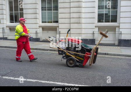 Straßenputzer in gut sichtbarer Kleidung in der City of London, England, Großbritannien. Stockfoto