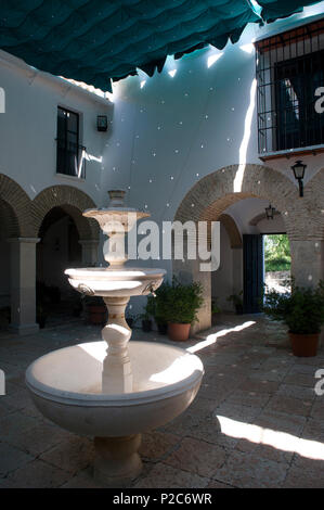 Innenhof mit Springbrunnen in der Eremita de Nuestra Señora de la Sierra in der Nähe von Priego de Cordoba, Sierra Subeticas, Provinz Córdoba, Andal Stockfoto