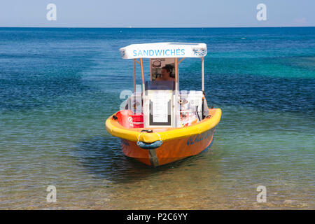 Ein kleines Boot als schwimmende Kiosk, Sandwiches und Getränke in einer Bucht in der Nähe von Saint-Raphael, Cote d'Azur, Languedoc-Roussillon - Kinderbett verwendet Stockfoto