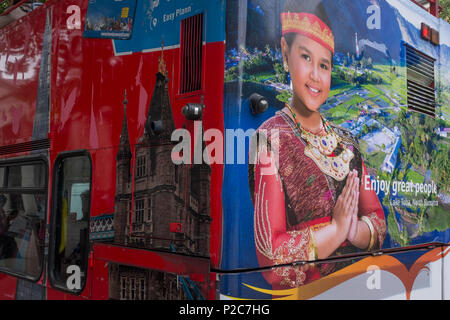 Detail der Ads, die Londoner Tower Bridge und die Schönheit der North Sumatra Dame von Indonnesia, auf der Rückseite einer London Tour Bus, am 12. Juni 2018 in London, England. Stockfoto