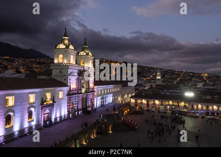 Die Kirche und das Kloster des Hl. Franziskus in der Nacht, hell beleuchteten, Iglesia y Convento de San Francisco, Quito, Ecuador Stockfoto