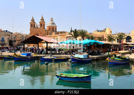 Bunte Luzzu Boote im Hafen von Marsaxlokk, Süd-Ost-Küste von Malta. Stockfoto