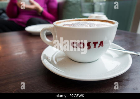 Eine Tasse Costa Cappuccino auf einem Tisch in einem Restaurant in Großbritannien Stockfoto