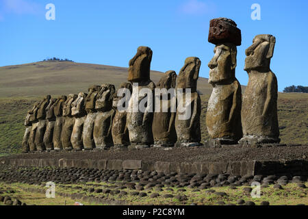 Atemberaubende Aussicht auf 15 riesige Moai Statuen der Ahu Tongariki mit poike Vulkan im Hintergrund, Easter Island, Chile, Südamerika Stockfoto