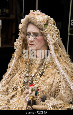 Ein 'Mrs Havisham'-Zeichen in Tracht. Stockfoto