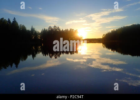 Sonnenuntergang Reflexionen. See, Kukkia Luopioinen, Finnland. 24.6.2018 Stockfoto