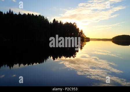 Sonnenuntergang Reflexionen. See, Kukkia Luopioinen, Finnland. 24.6.2018 Stockfoto