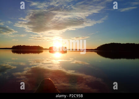 Sonnenuntergang Reflexionen. See, Kukkia Luopioinen, Finnland. 24.6.2018 Stockfoto