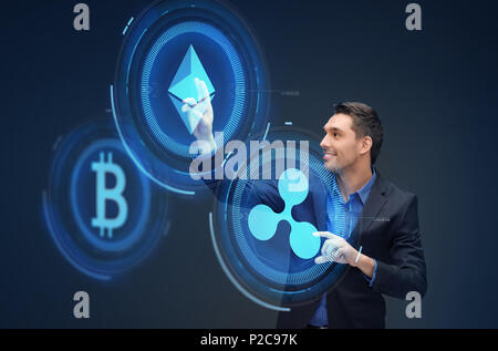 Geschäftsmann mit cryptocurrency Hologramme Stockfoto