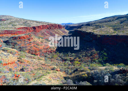 Great Northern Highway durch Munjini Osten Schlucht, Pilbara im Nordwesten von Australien Stockfoto