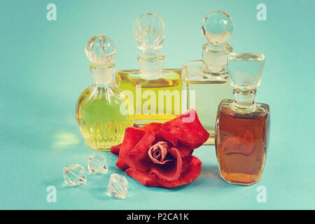 Fraktion der vintage Parfum mit dem exklusiven Rose und das Glas Tasten Stockfoto