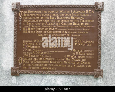 . Englisch: Gedenktafel an der Bell Telephone Memorial die Erfindung des Telefons durch Alexander Graham Bell zu gedenken, in Brantford, Ontario, 1874. Der Generalgouverneur von Kanada, Victor Cavendish, 9. Herzog von Devonshire, enthüllte die Bell Telephone Denkmal zu Ehren von Bell in Brantford, Ontario, errichtet, (die Stadt) Alexander Graham Bell Gardens Gründen als Teil der Stadt des öffentlichen Parks system Brantford. Die Glocke Homestead war auch gleichzeitig (1917) gewidmet. Bell war der Ehrengast der Veranstaltung. Das Denkmal wurde beauftragt, Bildhauer W.S. Allward 1912, Stockfoto
