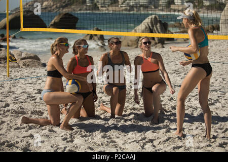 Weibliche Volleyball Spieler miteinander interagieren Stockfoto