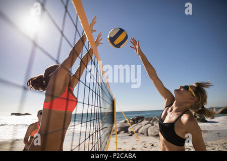 Weibliche Volleyball Spieler spielen Volleyball Stockfoto