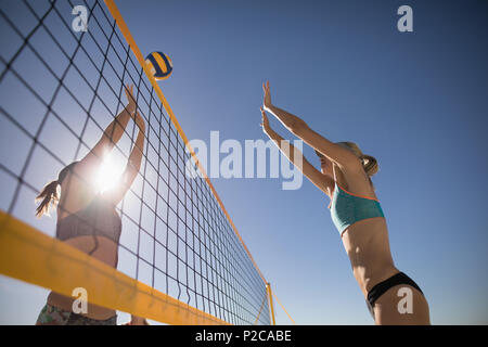 Weibliche Volleyball Spieler spielen Volleyball Stockfoto
