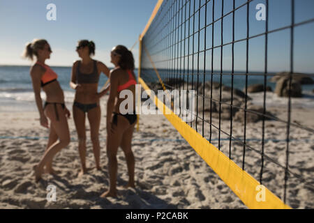 Weibliche Volleyball Spieler miteinander interagieren Stockfoto