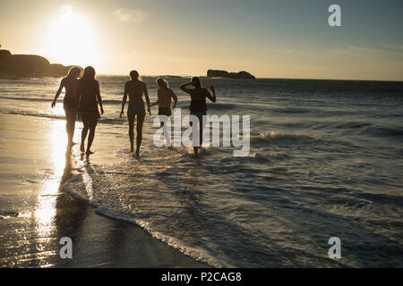Weibliche Volleyball Spieler stehen auf dem Strand Stockfoto