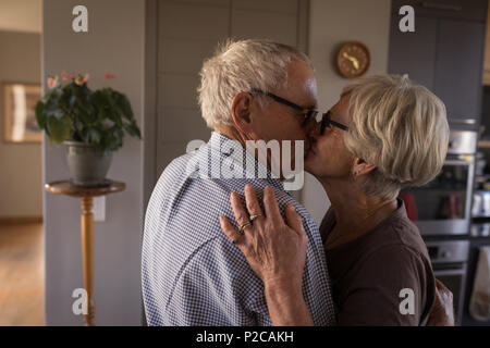 Schönes älteres Paar Küssen in Küche Stockfoto