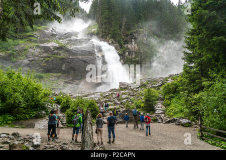 Touristen an den Krimmler Wasserfällen im Nationalpark Hohe Tauern, Mittersill, Salzburg, Österreich die Touristen beobachten, die Krimmler Wasserfälle in den Hohen Stockfoto